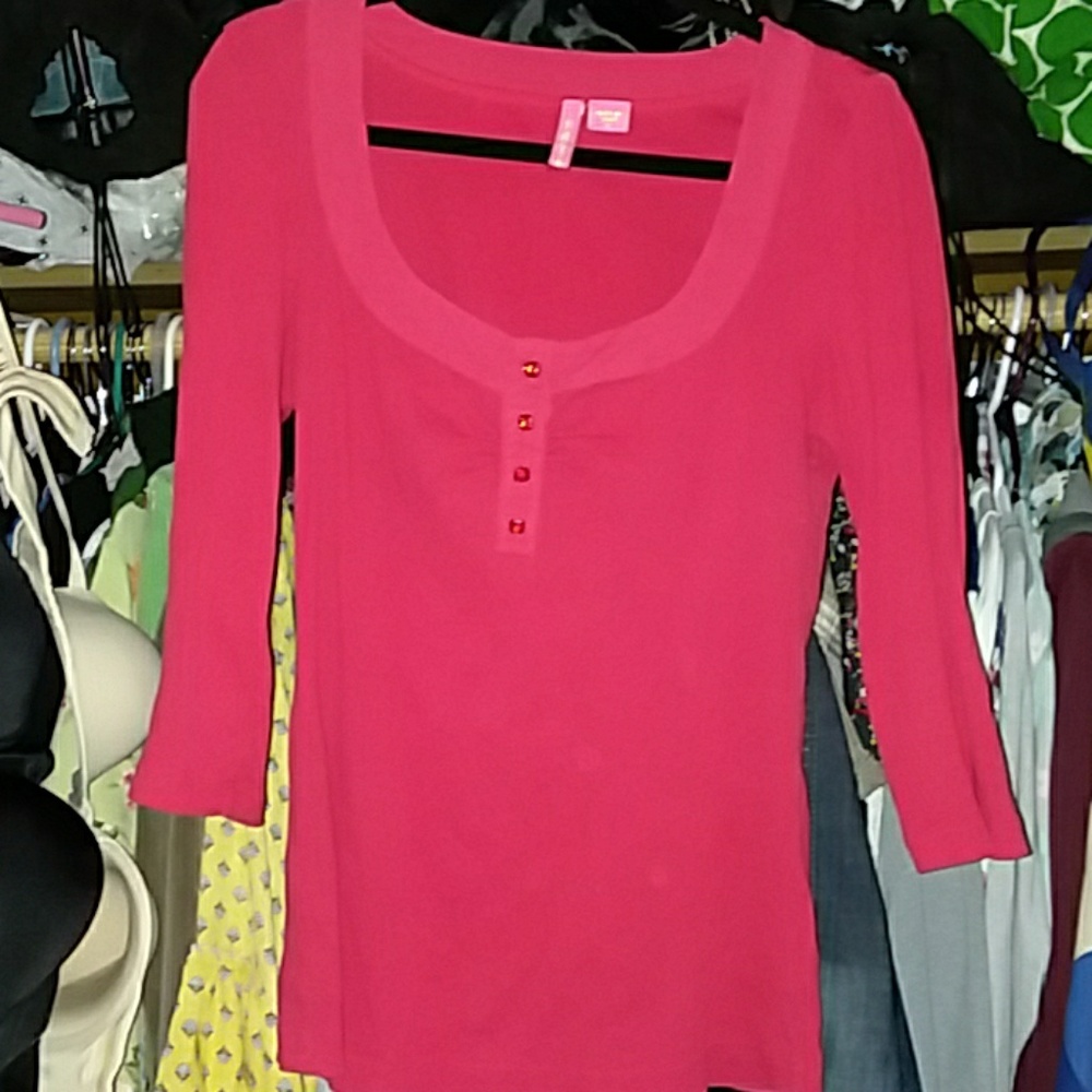 Darling, flattering tshirt material top